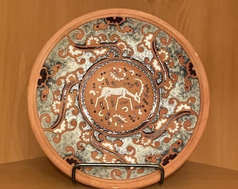 ギリシャの皿(ロードス島での作品) ギリシャ ロードス島 陶器皿、鹿の壁掛け皿、テラコッタ、装飾用陶器