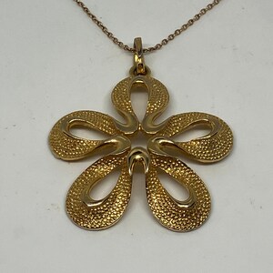 Pendentif fleur vintage doré sur chaîne signé Lisner ; Pendentif fleur texturé sur chaîne de 17 pouces