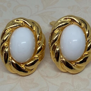KJL Kenneth Jay Lane Vintage Gold Tone White Pearl Classic Clip on Earrings; Oval Twisted Frame Faux Pearl Clip Ons, 1990s