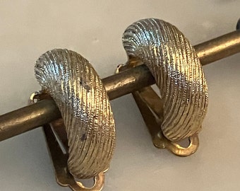 Pendientes de clip ORENA Paris Vintage de media argolla en tono dorado; Pendientes de clip texturizados en tono dorado francés, década de 1970.