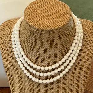 Vintage weiße Milchglas drei Strang Perlen Choker Halskette; Facettenreiche weiße Glasperlenkette, Midcentury
