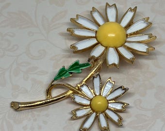 Spilla vintage a forma di margherita color oro firmata Weiss; spilla vintage a doppia margherita di Weiss, anni '60