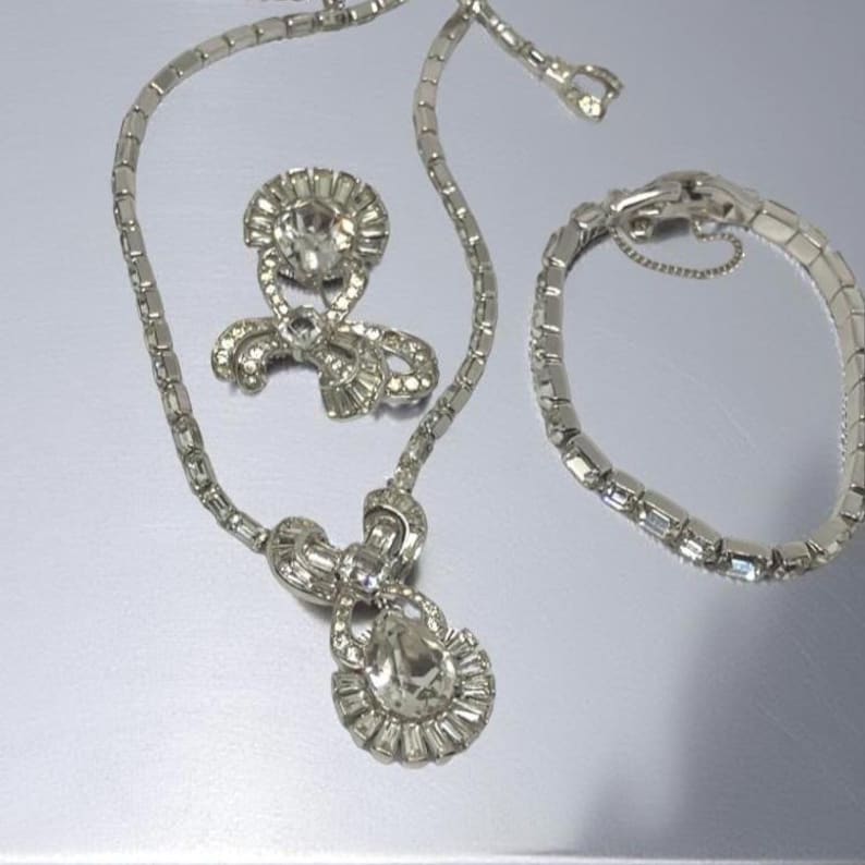 Parure di gioielli in cristallo e strass firmata dai fratelli MAZER, collana, spilla e braccialetto di metà secolo; RARO set di gioielli da collezione firmato dal designer immagine 3