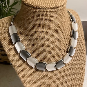 Collier thermodurcissable vintage signé Lisner en gris et blanc nacré ; Collier vintage à maillons en Lucite argentée de 40 cm, 1950s