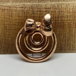 Pinza de piel con corona en tono dorado rosa estilo art déco vintage; pinza de piel o para vestido con corona de lazo circular abierto estilo vintage