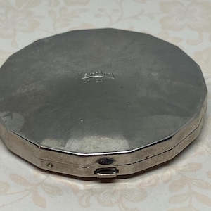 Yardley London Vintage Silver Tone Powder Compact With Mirror; Yardley Embossed Powder Compact, lata 60.