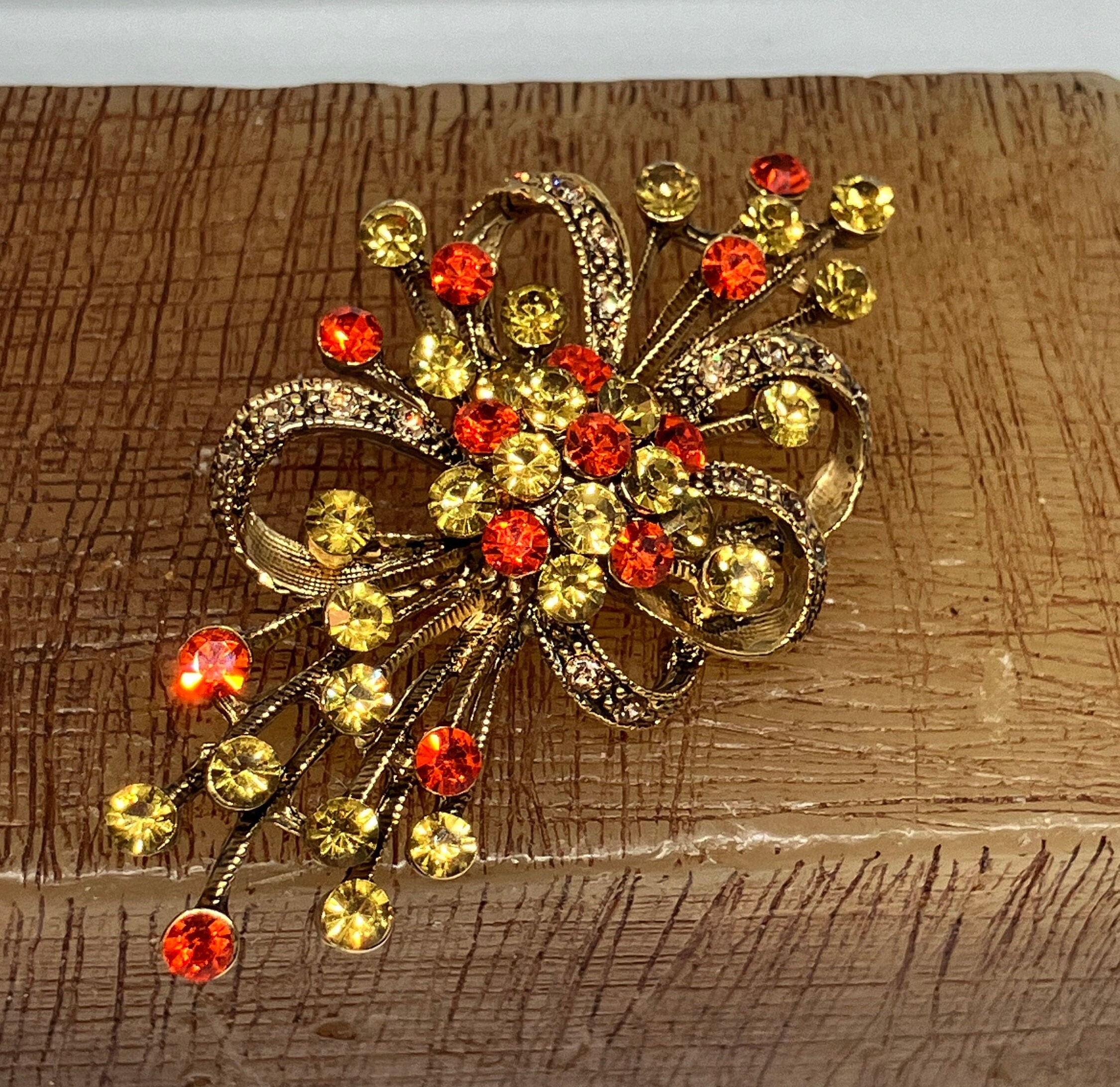 Broche fleur vintage en émail orange avec accents de