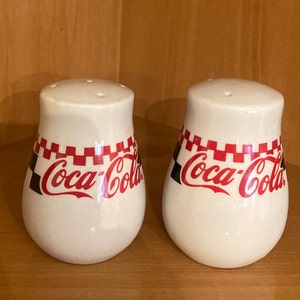 Coca Cola Schwarz und Rot Schachbrett Salz und Pfefferstreuer; Vintage Keramik Colashaker von Gibson Housewares, 3 3/8 Zoll