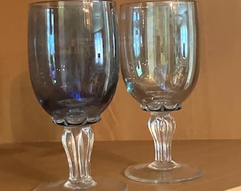 Vintage irisierende Glas Wein- oder Wasserkelche, 2er-Set; Je eine Blaue und eine Hellgrüne Schale
