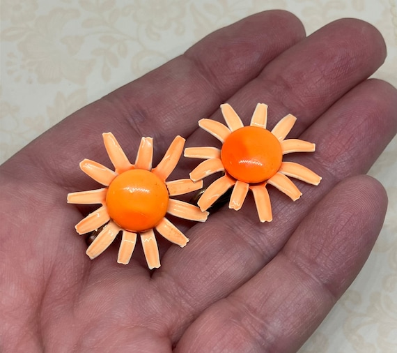 Vintage Orange Daisy Enameled Clip on Earrings; V… - image 2