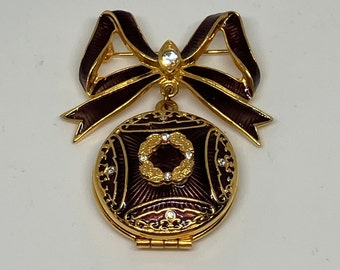 Spilla a medaglione vintage Edgar Berebi in smalto guilloché marrone con fiocco; spilla a medaglione di design color oro con cristalli Swarovski, anni '90