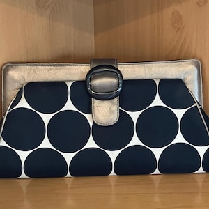 Bolso de mano vintage con lunares negros de Paint The Lily; bolso retro de los años noventa en negro y champán con detalles de cuero