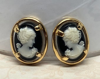 Orecchini a leva con cammeo vintage color oro bianco e nero firmati NAPIER; Orecchini con cammeo a clip sul retro a vite