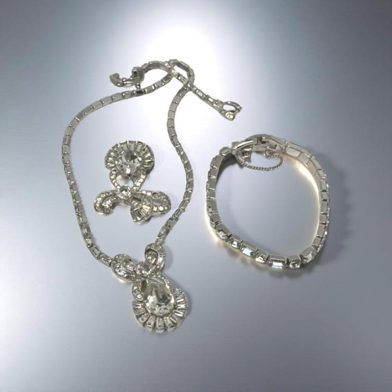Parure di gioielli in cristallo e strass firmata dai fratelli MAZER, collana, spilla e braccialetto di metà secolo; RARO set di gioielli da collezione firmato dal designer immagine 1