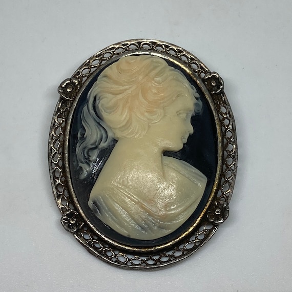 Vintage Ivory and Black Cameo Brooch in Oval Antiq