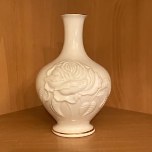 Vaso Lenox Vintage Antique Rose Ivory Bud, 6 1/4 pollici; Collezione Antique Rose di Lenox, vaso con motivo a rilievo Ivory Rose fuori produzione