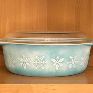 Vintage Pyrex Turquoise Blue Snowflake 1 1/2 QT Casserole Dish With Lid; Pyrex 043, 1960s
