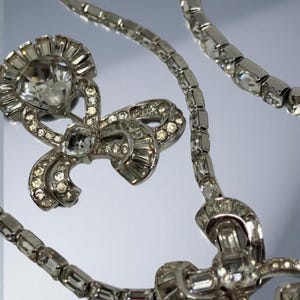Parure di gioielli in cristallo e strass firmata dai fratelli MAZER, collana, spilla e braccialetto di metà secolo; RARO set di gioielli da collezione firmato dal designer immagine 2