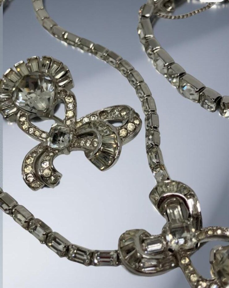 Parure di gioielli in cristallo e strass firmata dai fratelli MAZER, collana, spilla e braccialetto di metà secolo; RARO set di gioielli da collezione firmato dal designer immagine 2