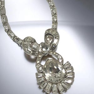 Parure di gioielli in cristallo e strass firmata dai fratelli MAZER, collana, spilla e braccialetto di metà secolo; RARO set di gioielli da collezione firmato dal designer immagine 4