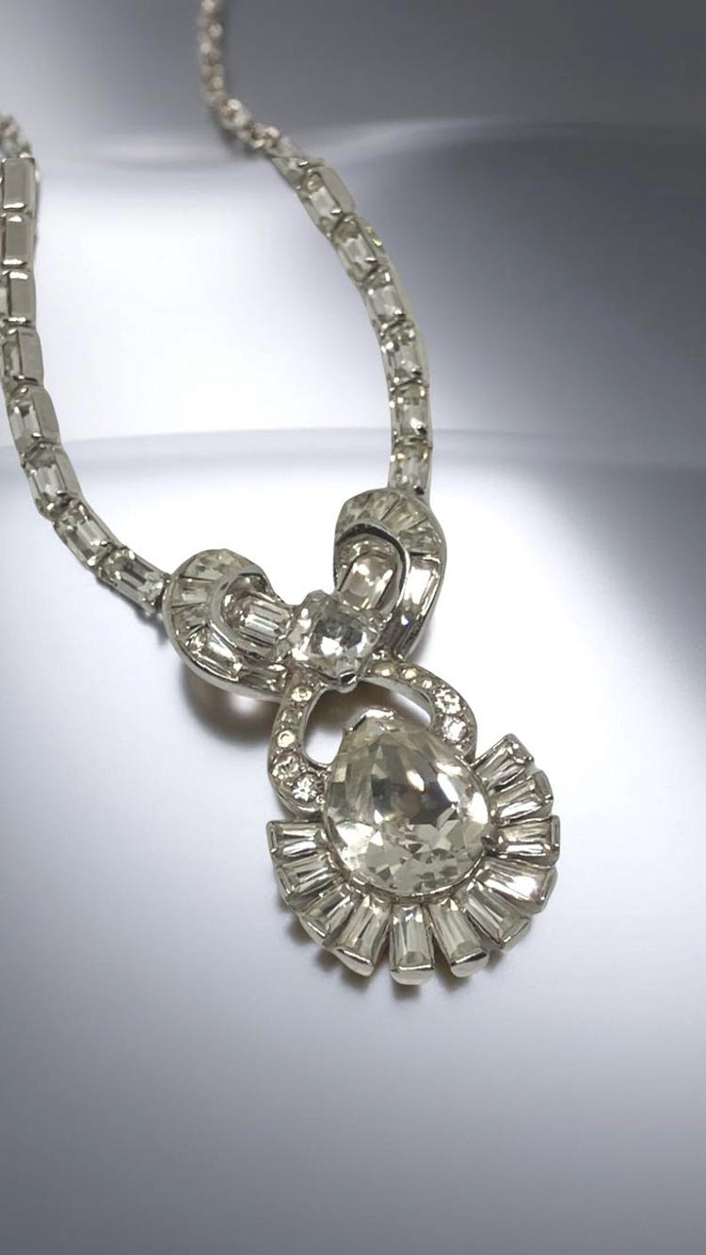 Parure di gioielli in cristallo e strass firmata dai fratelli MAZER, collana, spilla e braccialetto di metà secolo; RARO set di gioielli da collezione firmato dal designer immagine 4