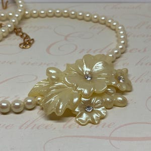 Colgante de flor perlada esmerilada vintage de AVON y collar de perlas de imitación; collar de acrílico blanco en tono dorado, 1991