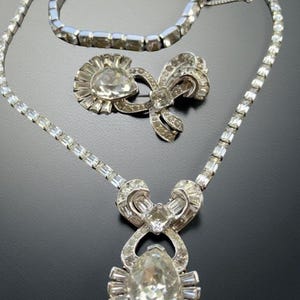 Parure di gioielli in cristallo e strass firmata dai fratelli MAZER, collana, spilla e braccialetto di metà secolo; RARO set di gioielli da collezione firmato dal designer immagine 7