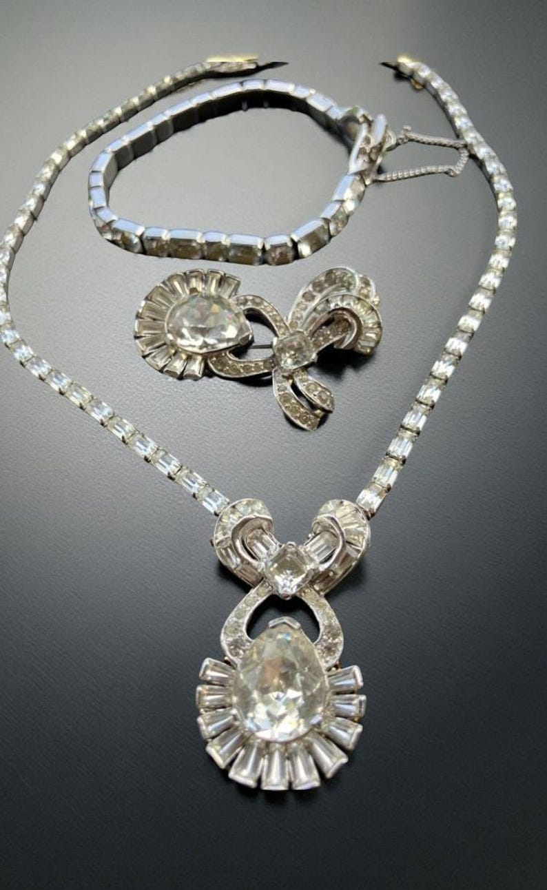 Parure di gioielli in cristallo e strass firmata dai fratelli MAZER, collana, spilla e braccialetto di metà secolo; RARO set di gioielli da collezione firmato dal designer immagine 7
