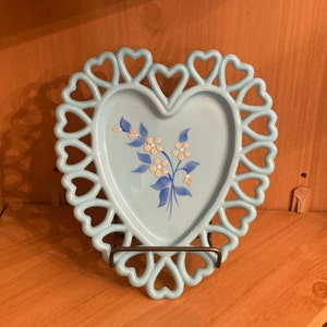 Assiette coeur vintage Westmoreland en verre bleu lait avec bords en dentelle ; Assiette décorative en forme de coeur peinte à la main, signé par l&#39;artiste, 1979