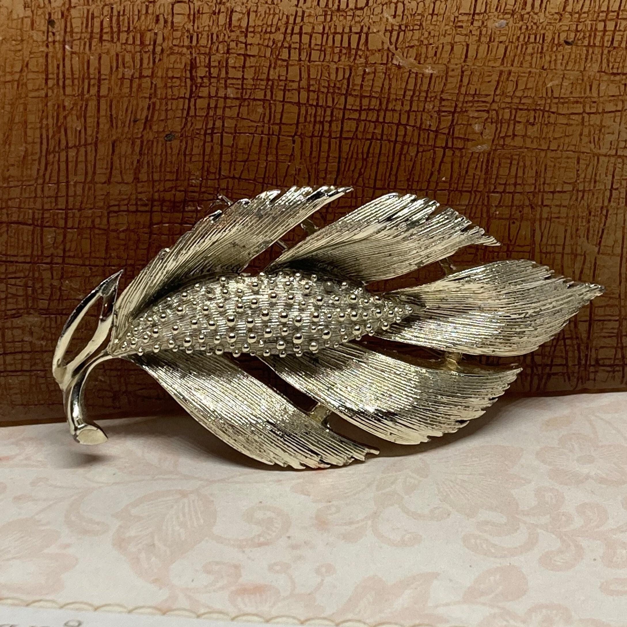 1960s Lisner Leaf Brooch – Retro Kandy Vintage Lisner Gold Tone Leaf Feather Brooch Vintage Textured Signed Pin 3\