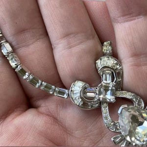 Parure di gioielli in cristallo e strass firmata dai fratelli MAZER, collana, spilla e braccialetto di metà secolo; RARO set di gioielli da collezione firmato dal designer immagine 5
