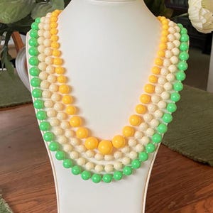 Lote vintage de três (3) colares de contas de plástico, verde, marfim e amarelo; contas de plástico multicoloridas retrô