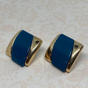 Vintage Trifari gesigneerd goudkleurig groenblauw geometrische doorboorde oorbellen, 1 inch vintage oorbellen