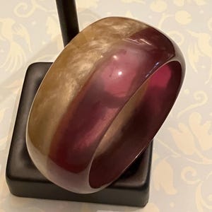 Vintage Chunky Lucite Bangle Bracelet in Pearlescent Champagne and Berry Tones, Ombre Style, Size 8