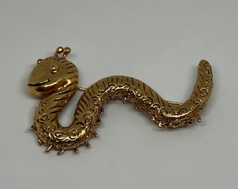 Spilla vintage con bruco sorridente color oro; Spilla Caterpillar stravagante, 2 1/2 pollici