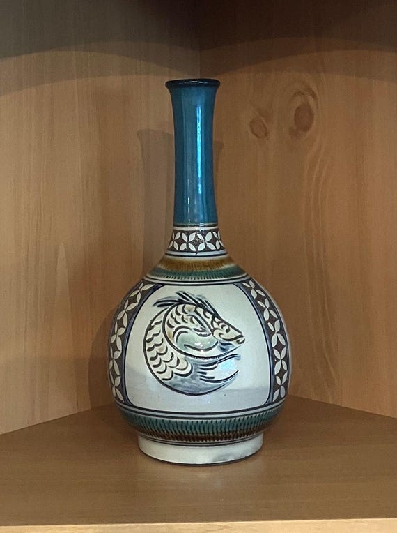 魚模様の手作り陶器花瓶 魚模様の手作り陶器花瓶 （お魚が跳ねる、美しい逸品。 渓流にて