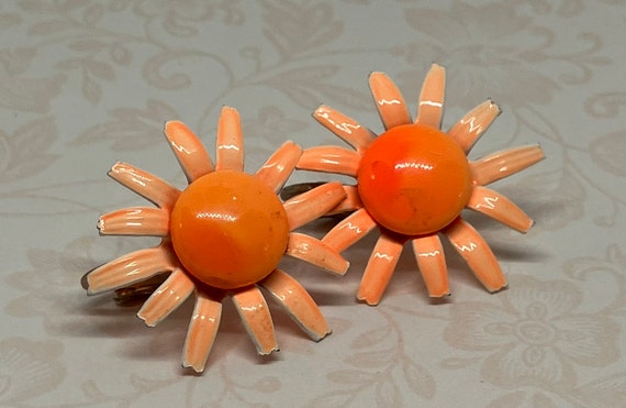 Vintage Orange Daisy Enameled Clip on Earrings; V… - image 5
