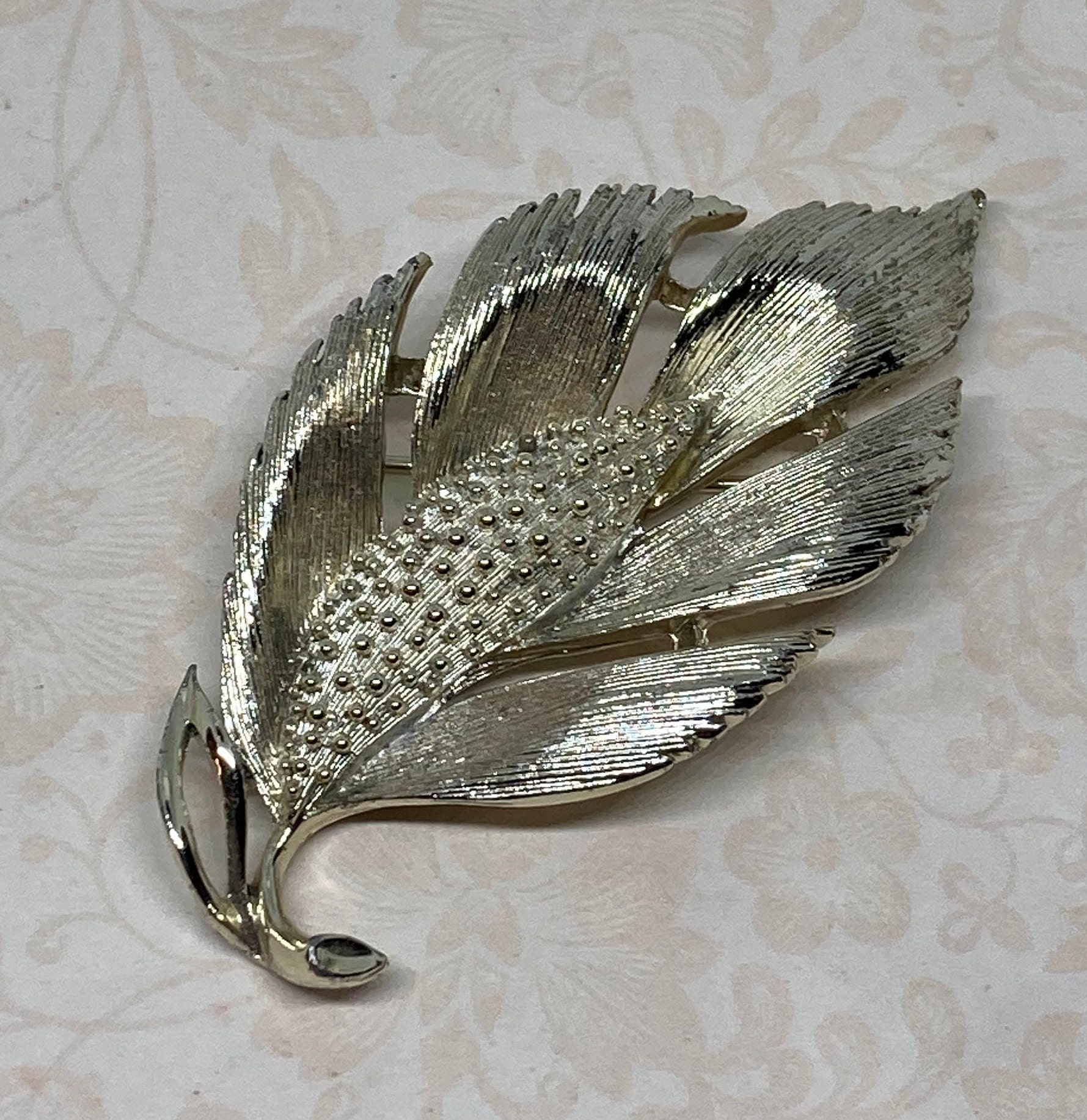 Broche Vintage Signée Lisner - Feuille Et Fleur En Argent Texturé - Bijou Ancien élégant