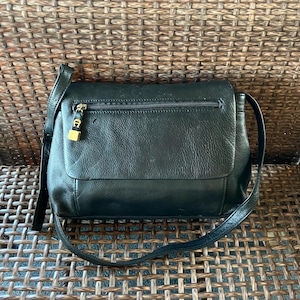 Etienne Aigner Vintage Schwarze Leder Klappe Schultertasche; Schwarze Ledertasche mit mehreren Fächern und Schultergurt