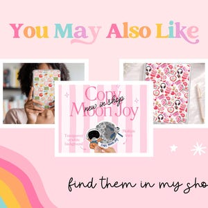 K&ouml;nnte beinhalten: Eine Werbegrafik mit dem Text You May Also Like und find them in my shop. Sie zeigt drei Produktbilder: eine Handyh&uuml;lle mit Frucht-Icons, eine Tableth&uuml;lle mit rosa Mustern und einen Aufkleber mit einem Astronauten und dem Mond.