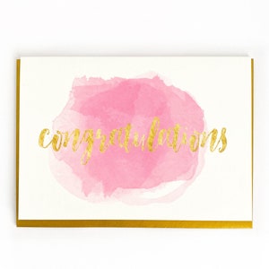 Gefeliciteerdkaart - gouden envelop - goudkleurig penseelschrift met aquarelachtergrond - bruiloft, verloving, nieuwe baby, examens, nieuw huis