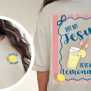 K&ouml;nnte beinhalten: Beiges T-Shirt mit einem Zitronen-Motiv und dem Text "Life gave me some lemons" auf der Vorderseite. Auf der R&uuml;ckseite befindet sich eine Grafik mit dem Text "But my Jesus He be makin' lemonade".