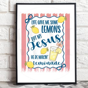 K&ouml;nnte beinhalten: Gerahmter Kunstdruck mit dem Text "Life Gave Me Some Lemons But My Jesus He Be Makin' Lemonade." Das Design zeigt Zitronen, ein Glas Limonade und einen rosa-wei&szlig; gestreiften Hintergrund.
