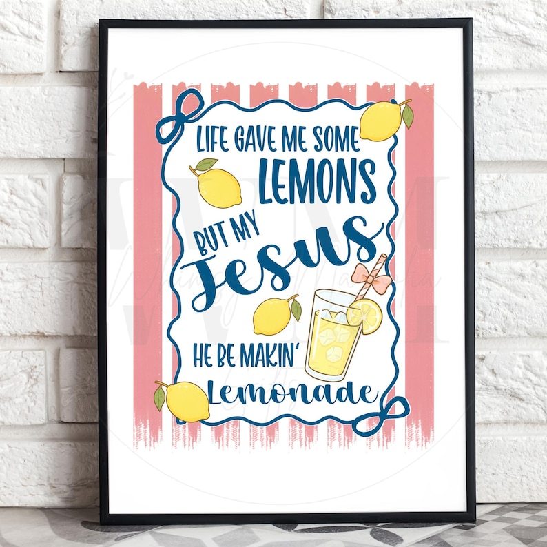 K&ouml;nnte beinhalten: Gerahmter Kunstdruck mit dem Text "Life Gave Me Some Lemons But My Jesus He Be Makin' Lemonade." Das Design zeigt Zitronen, ein Glas Limonade und einen rosa-wei&szlig; gestreiften Hintergrund.