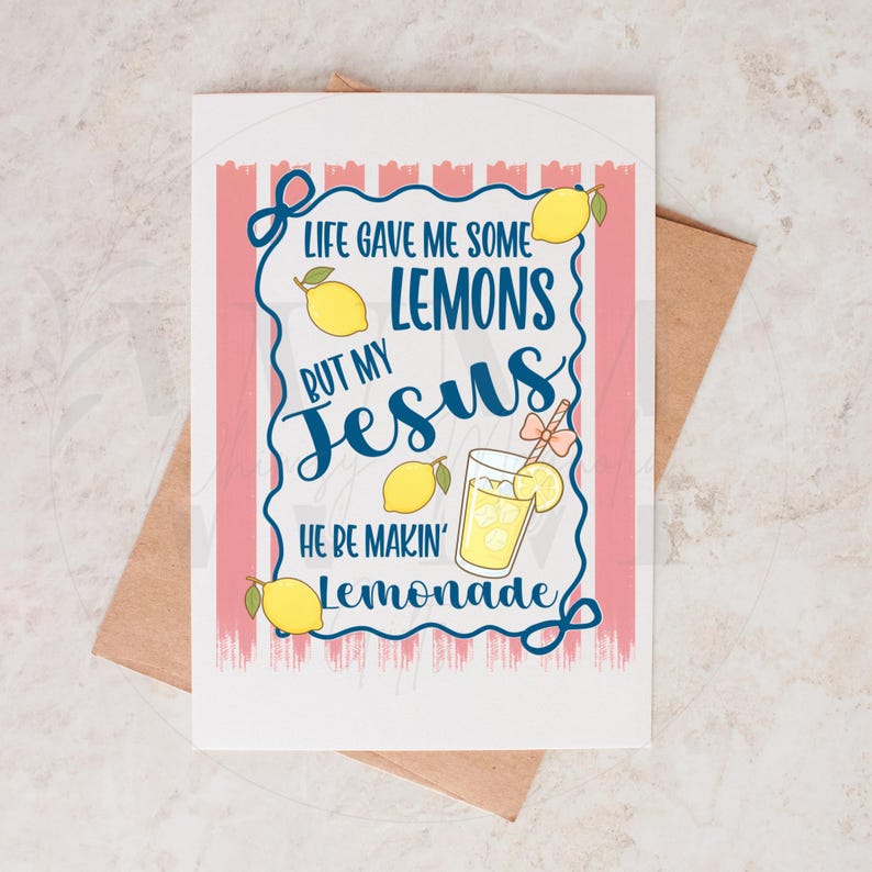 K&ouml;nnte beinhalten: Eine wei&szlig;e Gru&szlig;karte mit einem rosa-wei&szlig; gestreiften Rand und dem Text "Life gave me some lemons but my Jesus he be makin' lemonade." Die Karte zeigt Illustrationen von Zitronen und einem Glas Limonade. Ein brauner Umschlag befindet sich hinter der Karte.