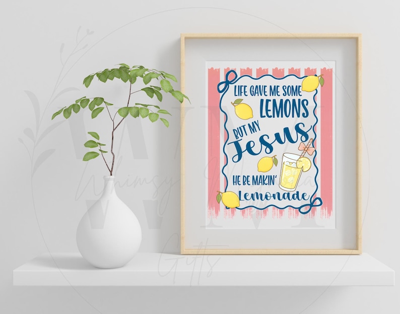 K&ouml;nnte beinhalten: Gerahmter Druck mit dem Text "Life gave me some lemons but my Jesus he's makin' lemonade". Der Druck zeigt Zitronen und ein Glas Limonade. Eine wei&szlig;e Vase mit einer gr&uuml;nen Pflanze steht auf einem wei&szlig;en Regal.
