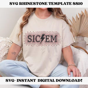 Op de afbeelding: Een beige t-shirt met de tekst "SIC EM" in zwarte strass steentjes en een bliksemgrafiek. De tekst is omgeven door kleine rode strass steentjes. De bovenste tekst luidt "SVG RHINESTONE TEMPLATE SS10" en de onderste tekst luidt "SVG- INSTANT DIGITAL DOWNLOAD!"