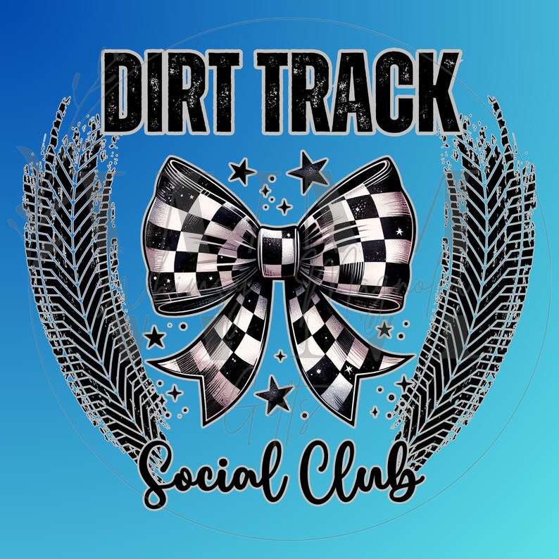 Pu&ograve; includere: Design grafico con la scritta "DIRT TRACK Social Club". Presenta un fiocco a scacchi, tracce di pneumatici e stelle su uno sfondo sfumato blu. Adatto per eventi motoristici.