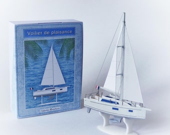 Maquette voilier de plaisance contemporain, moderne, petit bateau