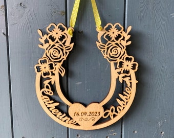 Herradura de la suerte personalizada para bodas: recuerdo de madera para el Sr. y la Sra.